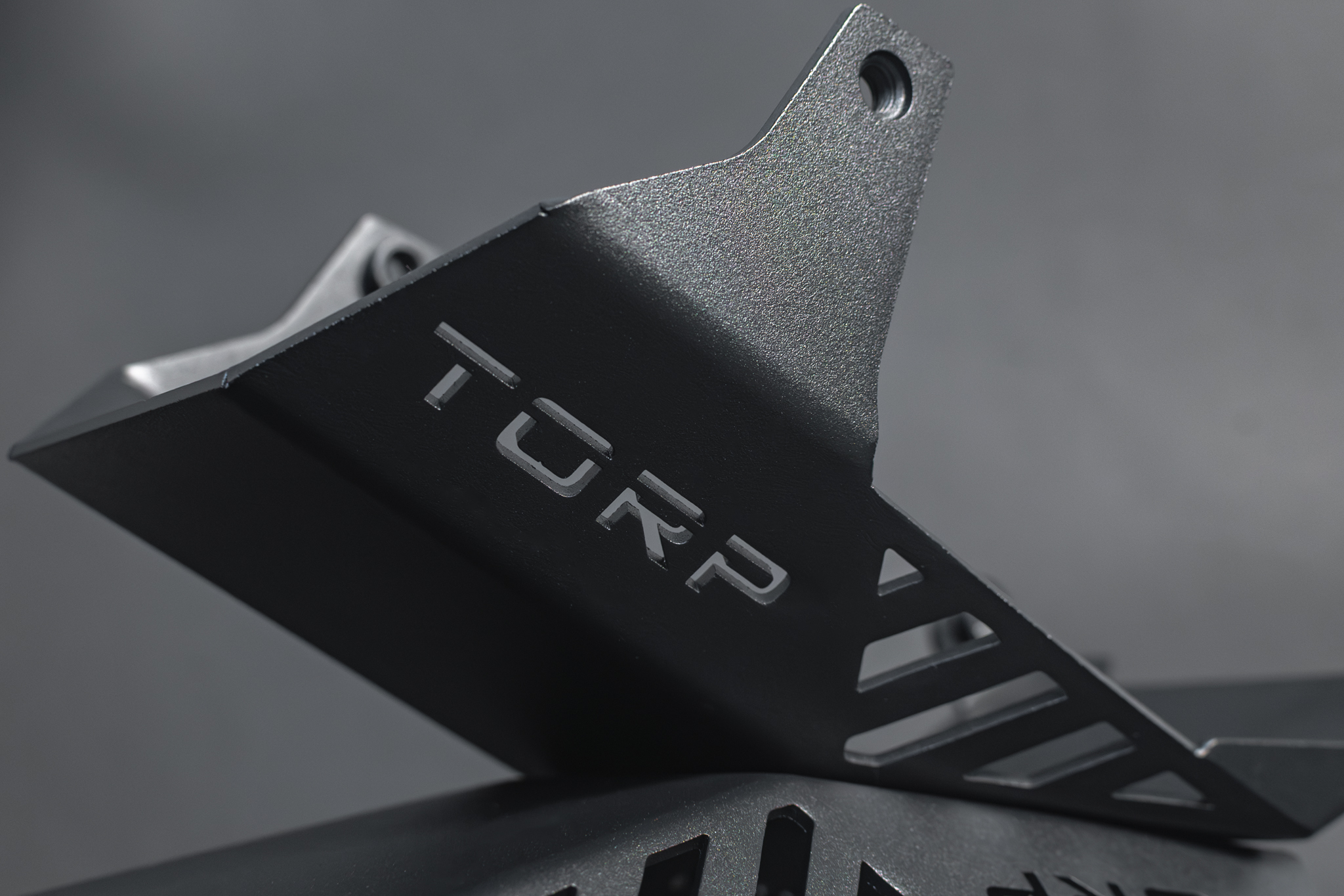 TORP skid plate TM25 suderinamumo akcentas ant plokštės