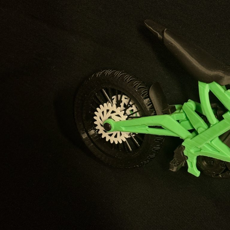 SurRon Mini 3D žalias – galinio rato ir žvaigždutės detalė