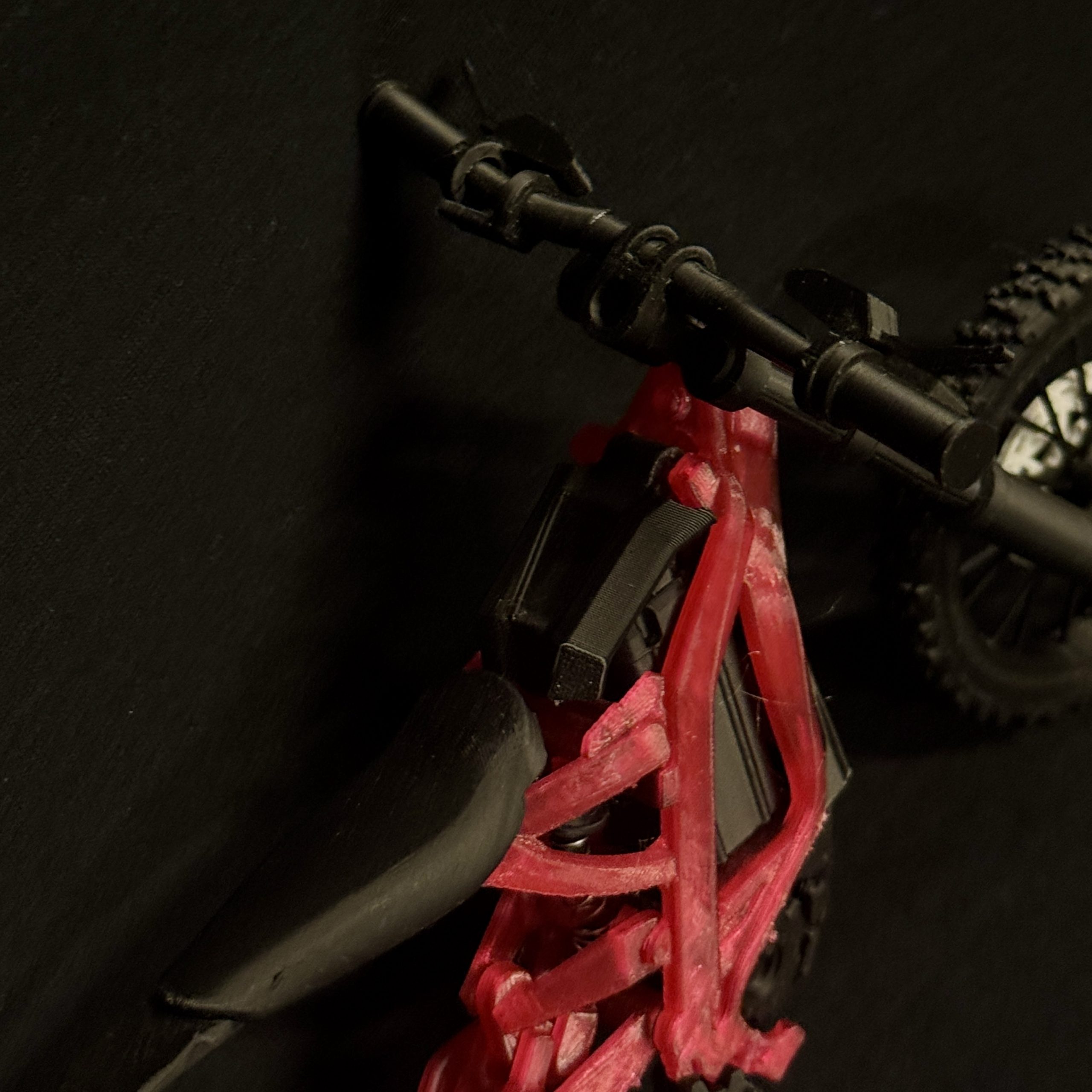 SurRon Mini 3D raudonas – vairo ir šakių detalė