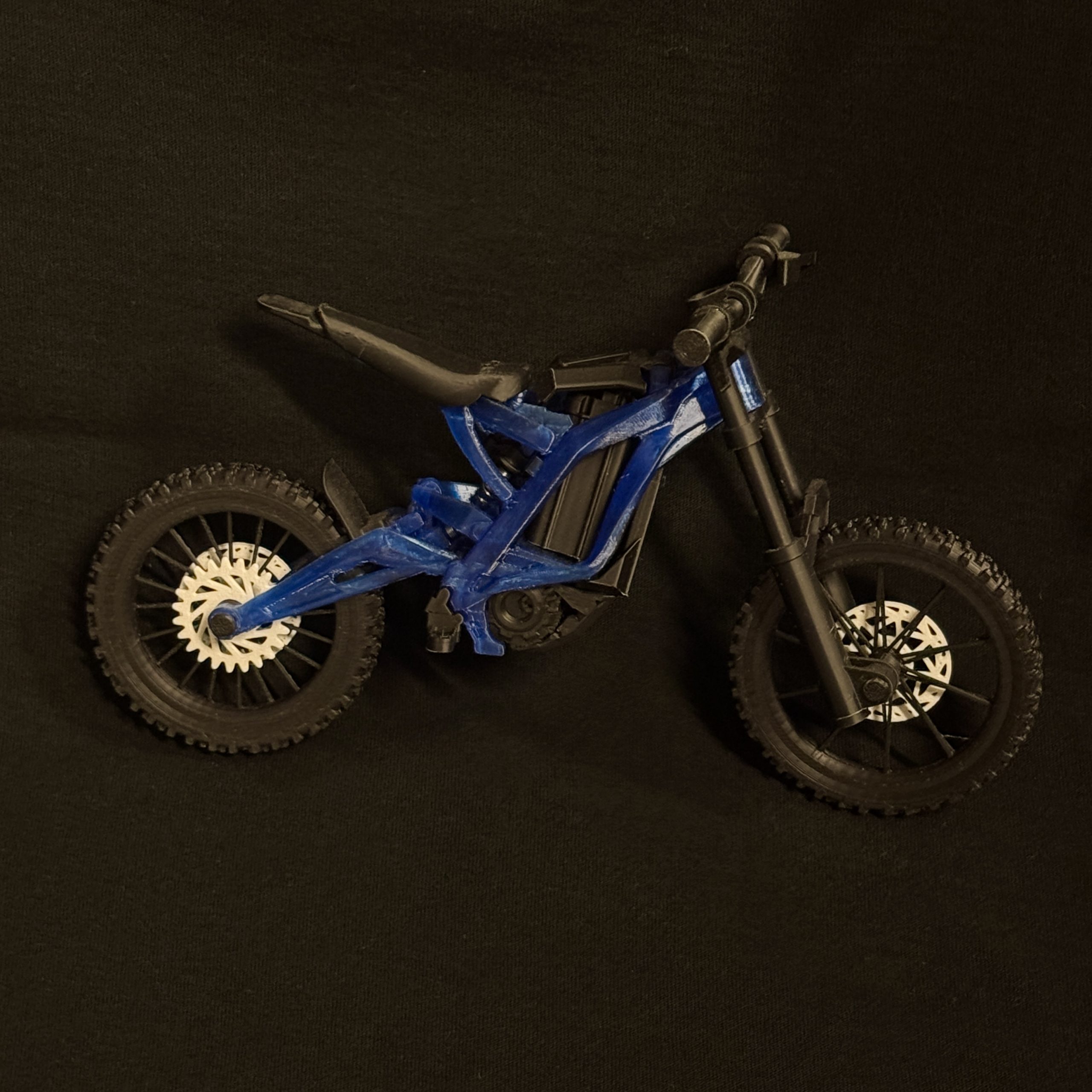SurRon Mini 3D mėlynas motociklo modelis iš šono