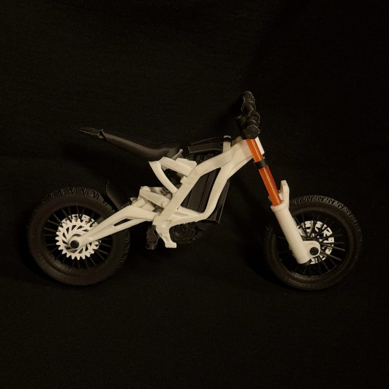 SurRon Mini 3D baltas motociklo modelis iš šono