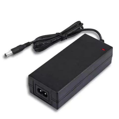 Pakrovėjas 12,6V 4,5A su LED indikacija elektrinių dviračių ir paspirtukų akumuliatoriams, vaizdas iš priekio