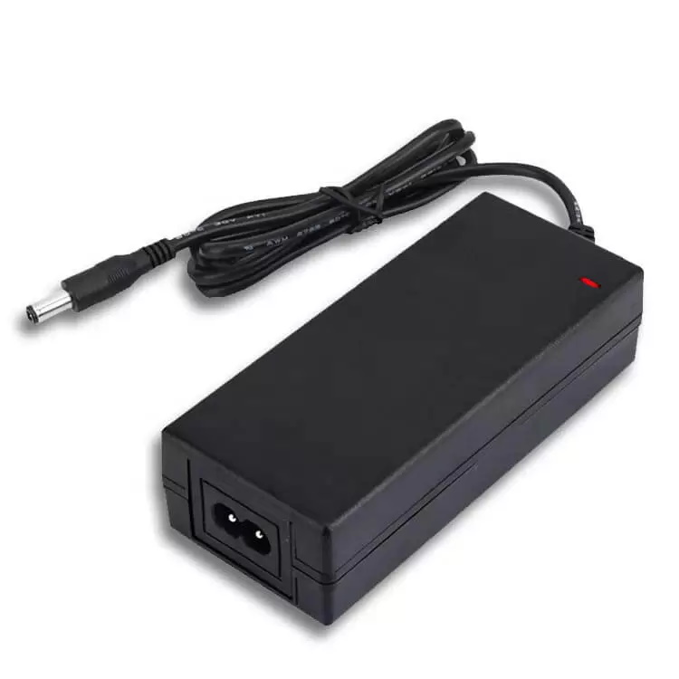 Pakrovėjas 12,6V 4,5A su LED indikacija elektrinių dviračių ir paspirtukų akumuliatoriams, vaizdas iš priekio