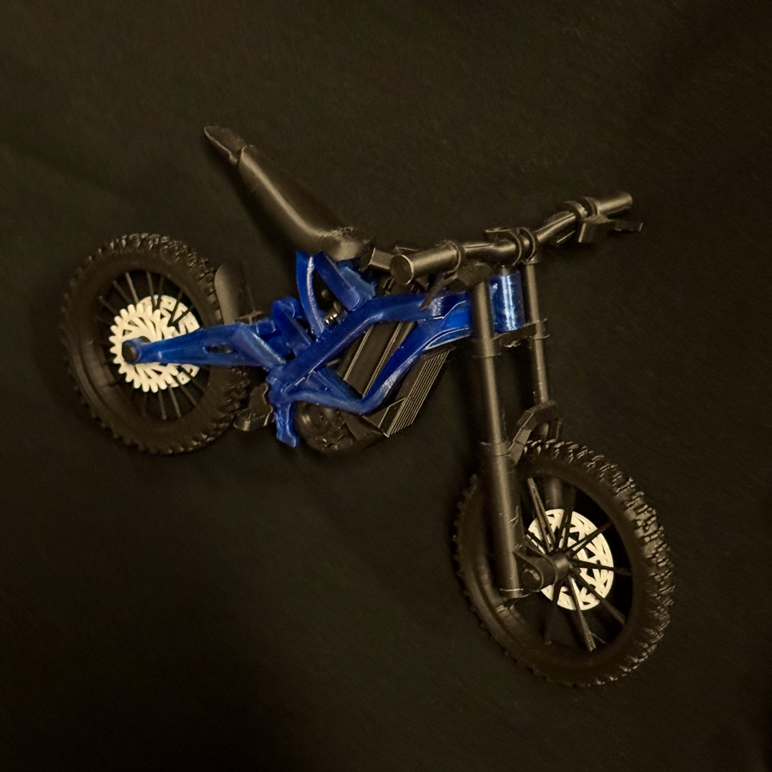 Šešios SurRon Mini 3D modelio spalvos: juoda, balta, mėlyna, raudona, žalia, pilka