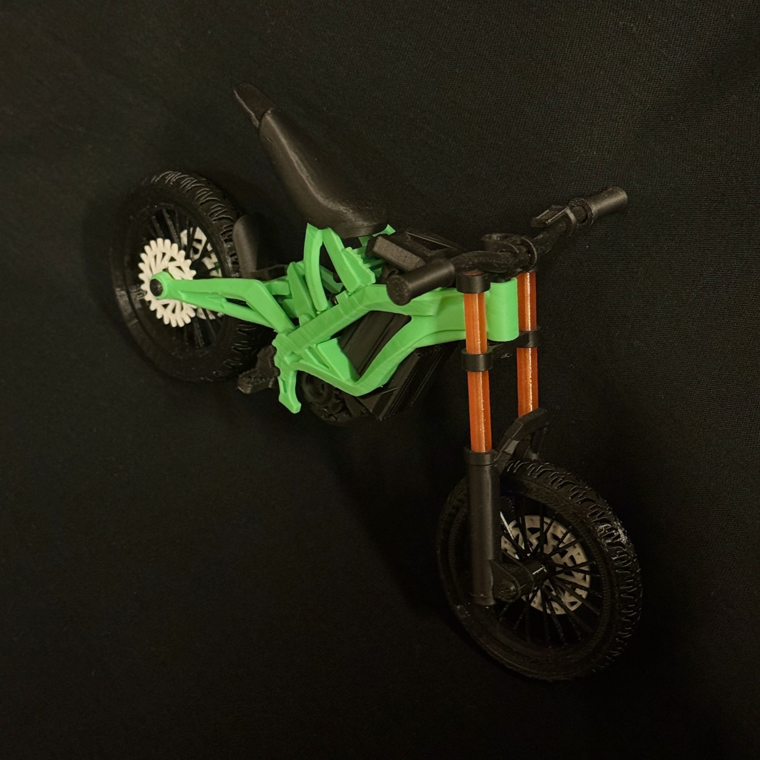 SurRon Mini 3D modelis ant stovo kaip stalo dekoracija
