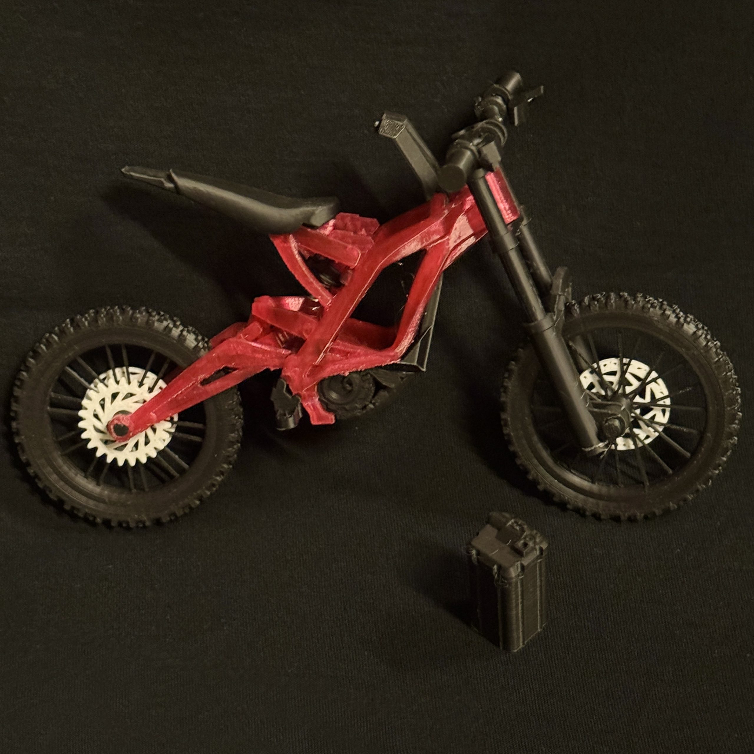 SurRon Mini 3D baltos spalvos modelis su supermoto ratais, vaizdas iš priekio